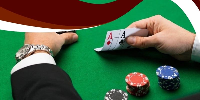 Jogadores analisando suas cartas durante uma partida acirrada
